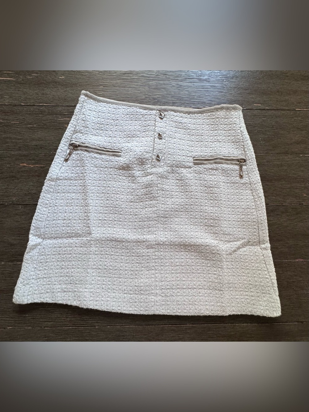 Esley Ivory Mini Skirt With Button Closure -
Skinste .
